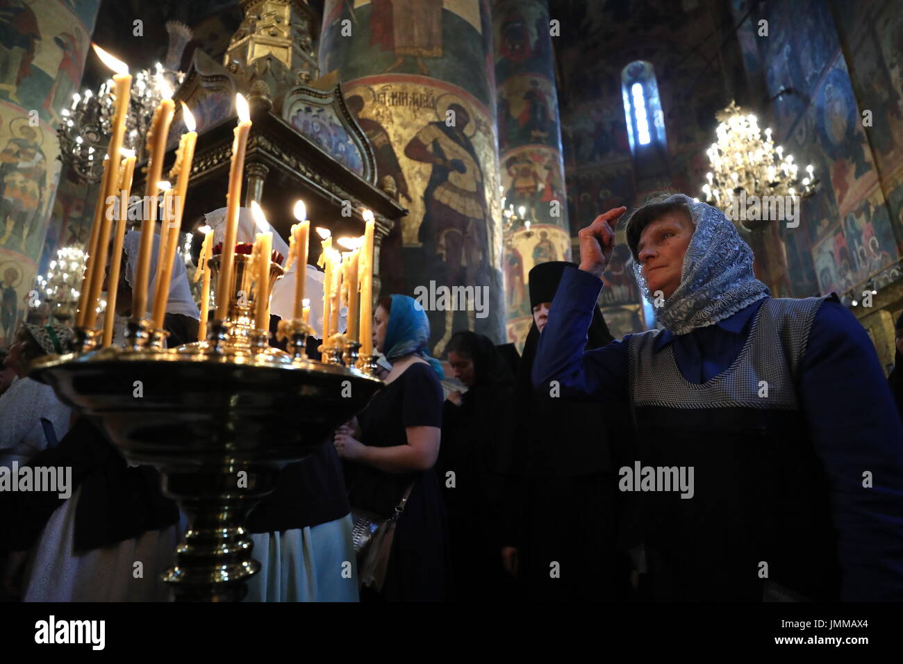 Moskau, Russland 28. Juli 2017 Gläubige besuchen eine Liturgie