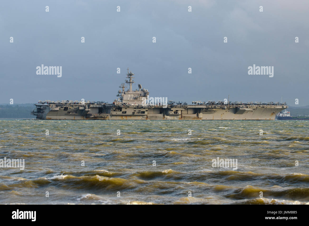 Gosport, UK. 27. Juli 2017. Gosport, Hamphshire, England, UK. USS George HW Bush, amerikanische Super Nimitz Klasse Flugzeugträger aus Stokes Bay, Gosport, Lee auf Solent Hampshire mit Blick auf die Isle Of Wight. Das Kriegsschiff £ 4,7 Milliarden Kosten, 5500 Mitarbeiter hat, wiegt 97.000 Tonnen und Measurres 1092 ft lang. Bildnachweis: Prixpics/Alamy Live-Nachrichten Stockfoto