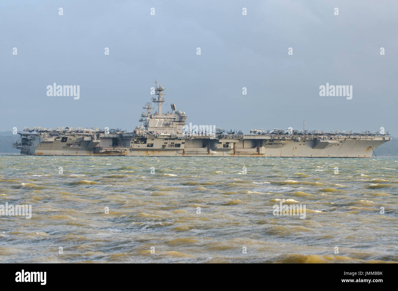 Gosport, UK. 27. Juli 2017. Gosport, Hamphshire, England, UK. USS George HW Bush, amerikanische Super Nimitz Klasse Flugzeugträger aus Stokes Bay, Gosport, Lee auf Solent Hampshire mit Blick auf die Isle Of Wight. Das Kriegsschiff £ 4,7 Milliarden Kosten, 5500 Mitarbeiter hat, wiegt 97.000 Tonnen und Measurres 1092 ft lang. Bildnachweis: Prixpics/Alamy Live-Nachrichten Stockfoto