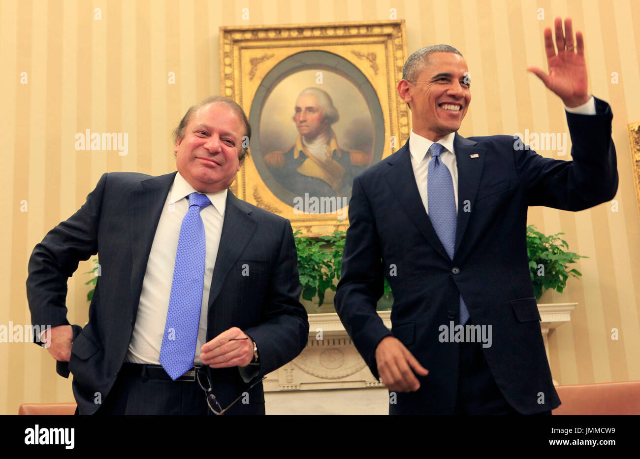 US-Präsident Barack Obama trifft sich mit Premierminister Nawaz Sharif von Pakistan im Oval Office des weißen Hauses in Washington, D.C. am 23. Oktober 2013. Bildnachweis: Dennis Brack / Pool über CNP / MediaPunch Stockfoto