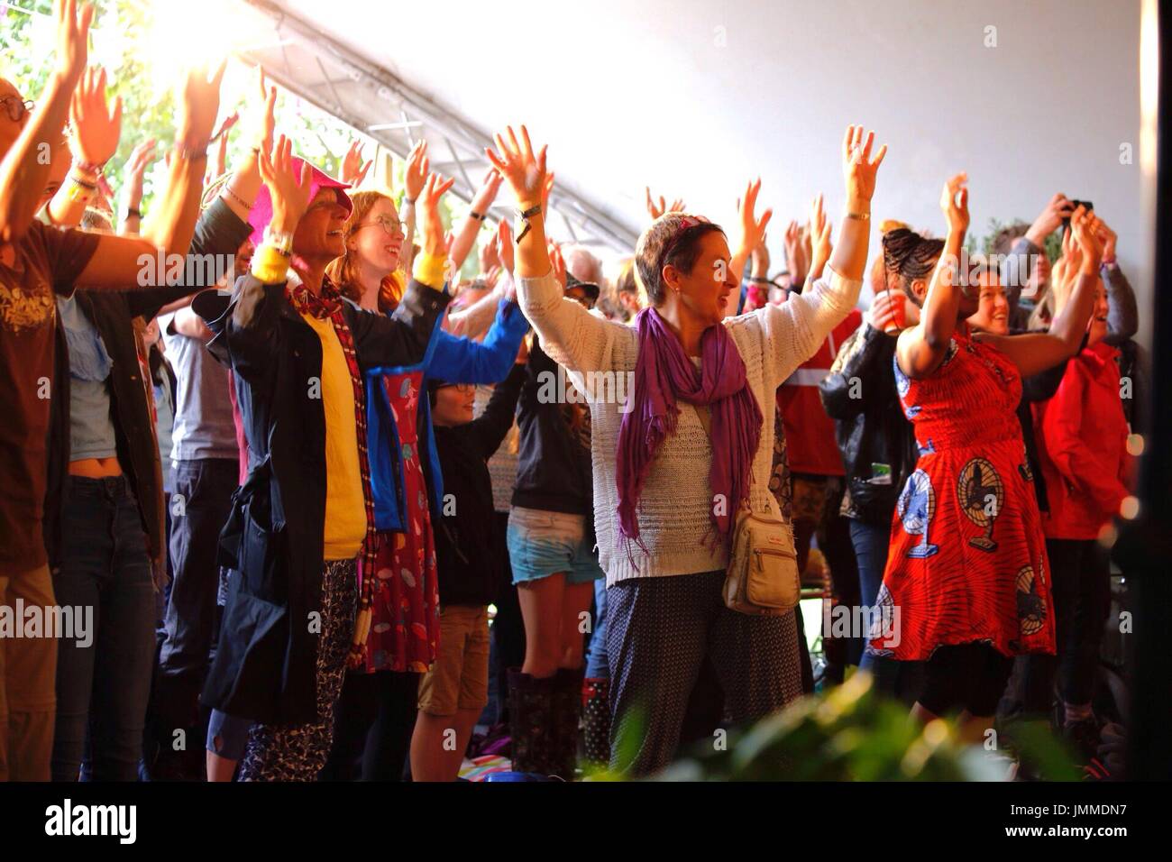 Malmesbury, Wiltshire. 28. Juli 2017. Eine einzigartige Attraktion bei den Festspielen ist das Yalumba Stadium wo Weltkulturen gutes Essen und Musik kombinieren. Die Masse erwärmt bis Bollywood Beats und tanzen vor der Probenahme ein Bhangra-Brunch. Dieses Jahr ist das 35. World of Music und Dance Festival auf dem schönen Gelände des Anwesens Charlton Park. Bildnachweis: Wayne Farrell/Alamy Live-Nachrichten Stockfoto