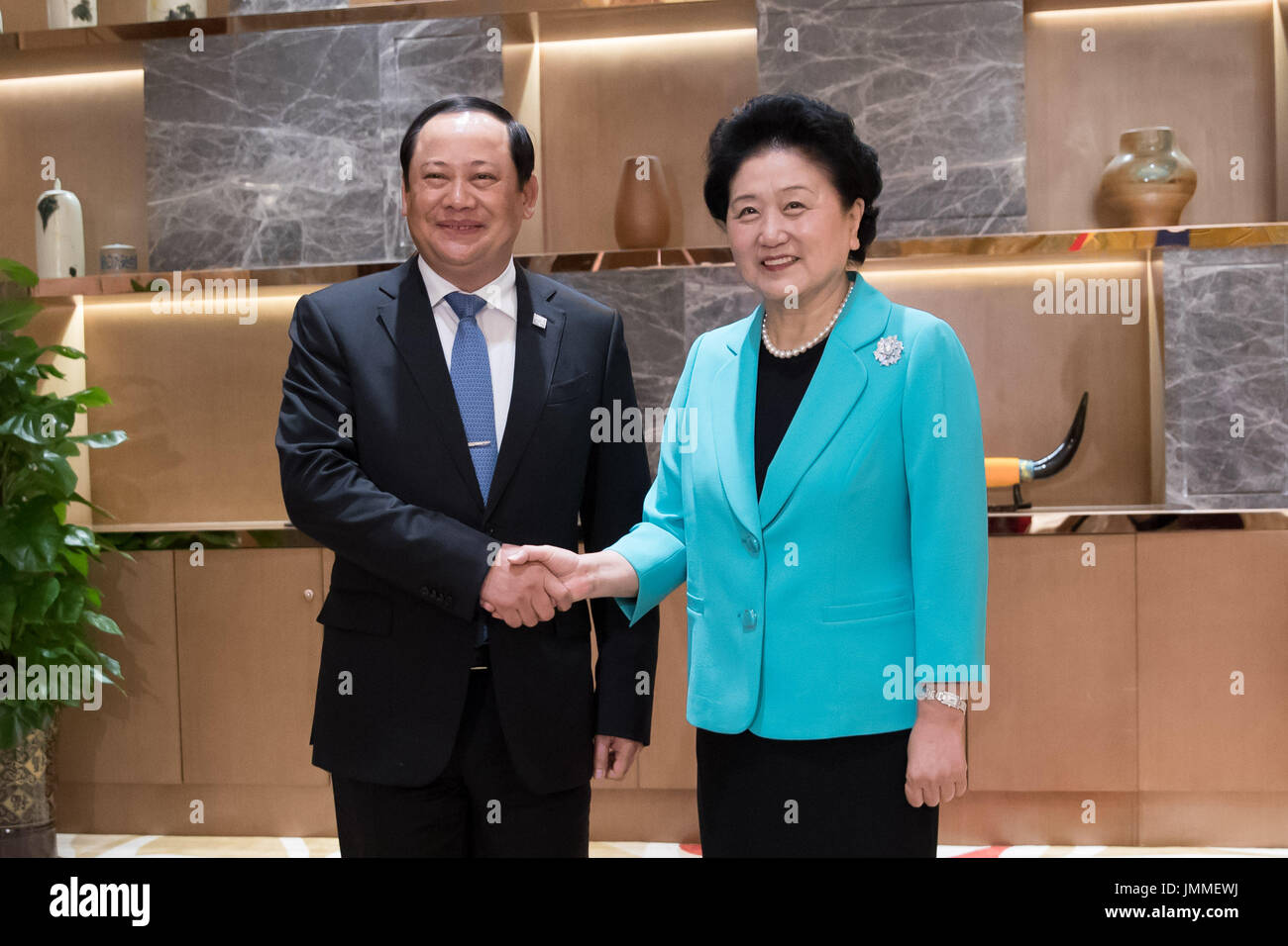 Guiyang, China Provinz Guizhou. 28. Juli 2017. Chinese Vice Premier Liu Yandong (R) trifft sich mit Lao Vizepremierminister Sonexay Siphandone in Guiyang, Hauptstadt der Südwesten Chinas Provinz Guizhou, 28. Juli 2017. Bildnachweis: Liu Xu/Xinhua/Alamy Live-Nachrichten Stockfoto