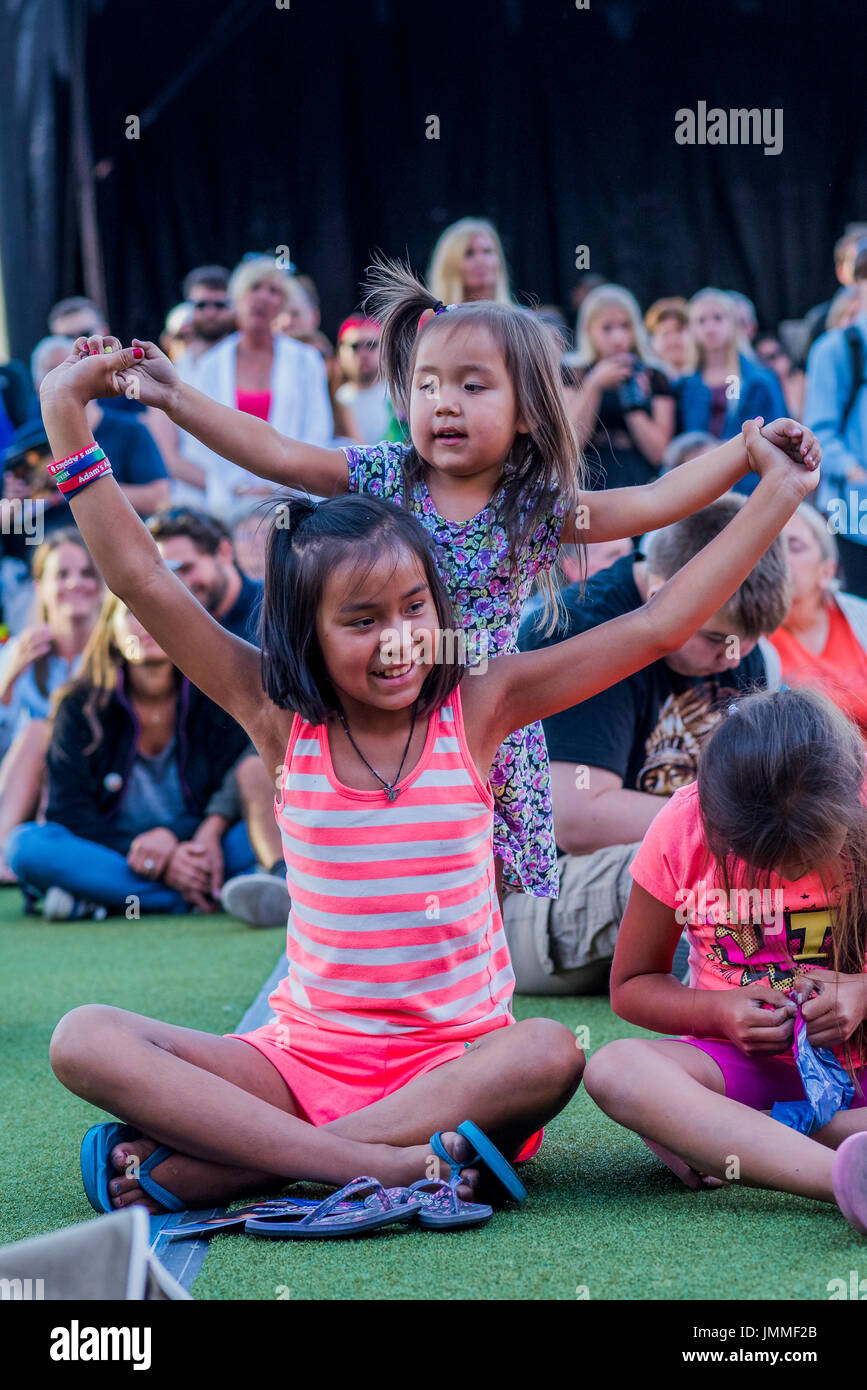 Vancouver, Kanada. 27. Juli 2017. Kinder vergnügen sich auf die Trommel ist Calling Festival, Kanada 150 Ereignis, Larwill Park, Vancouver, British Columbia, Kanada. Bildnachweis: Michael Wheatley/Alamy Live-Nachrichten Stockfoto