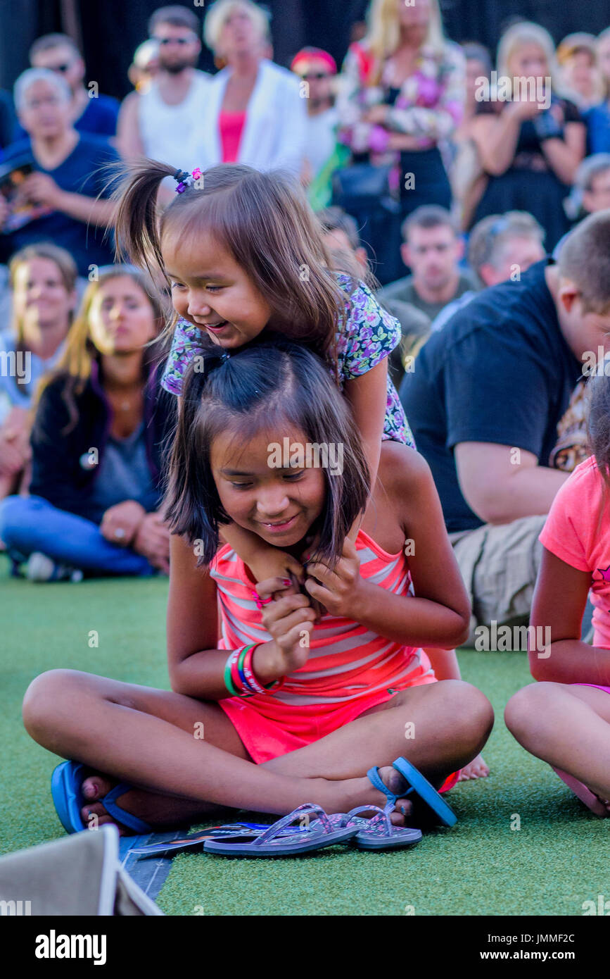 Vancouver, Kanada. 27. Juli 2017. Kinder vergnügen sich auf die Trommel ist Calling Festival, Kanada 150 Ereignis, Larwill Park, Vancouver, British Columbia, Kanada. Bildnachweis: Michael Wheatley/Alamy Live-Nachrichten Stockfoto