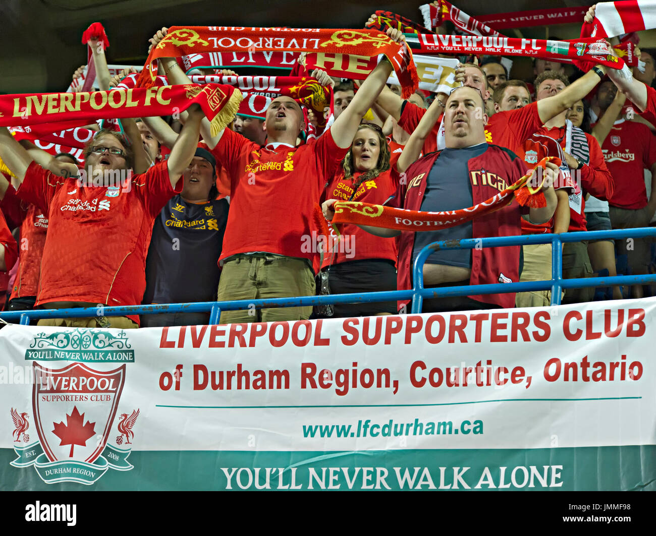 Liverpool-Fans stellte sich heraus, dass es sich zu Tausenden um Liverpools ersten Vorsaison Spiel ihrer nordamerikanischen Tour gegen Toronto FC im Rogers Centre in Toronto, Kanada, 21. Juli 2012 zu sehen. Brendan Rodgers erste Spiel beendete 1-1 mit Adam Morgan scoring für Liverpool. Stockfoto