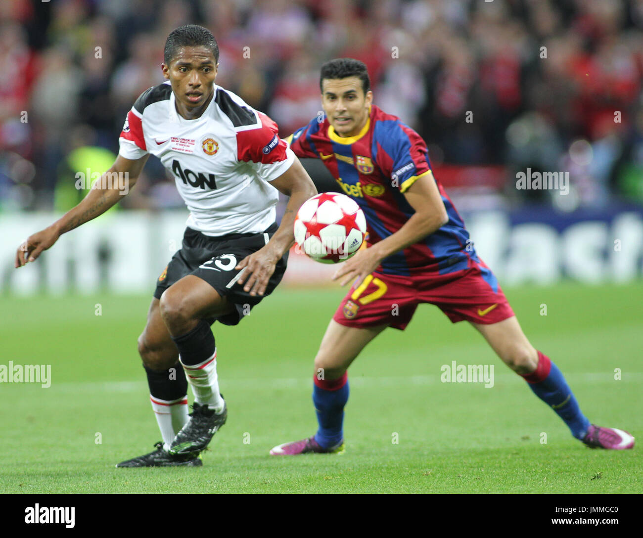 LONDON, ENGLAND. 28. Mai 2011: Manchesters Mittelfeldspieler Antonio Valencia und Barcelonas Mittelfeldspieler Pedro Rodr'guez während der 2011UEFA Champions League Finale zwischen Manchester United und dem FC Barcelona im Wembley-Stadion Stockfoto