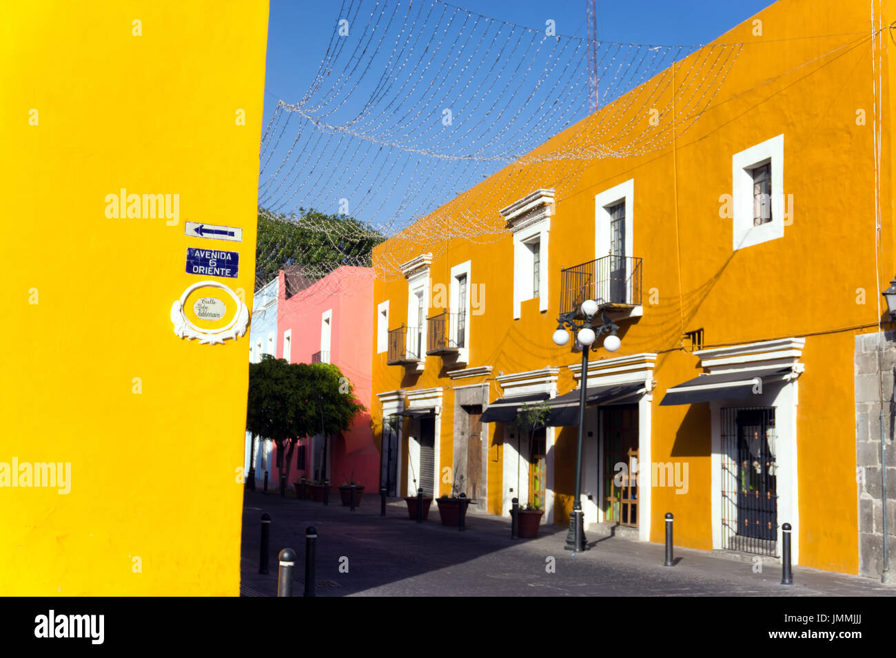 Bunten Häuser in der Straße im Stadtteil Künstler in Puebla, Mexiko Stockfoto