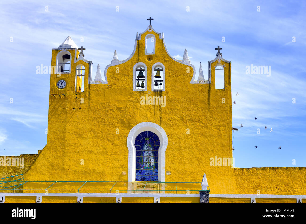 Blick auf den Glockenturm der Kathedrale in Izamal, Mexiko Stockfoto