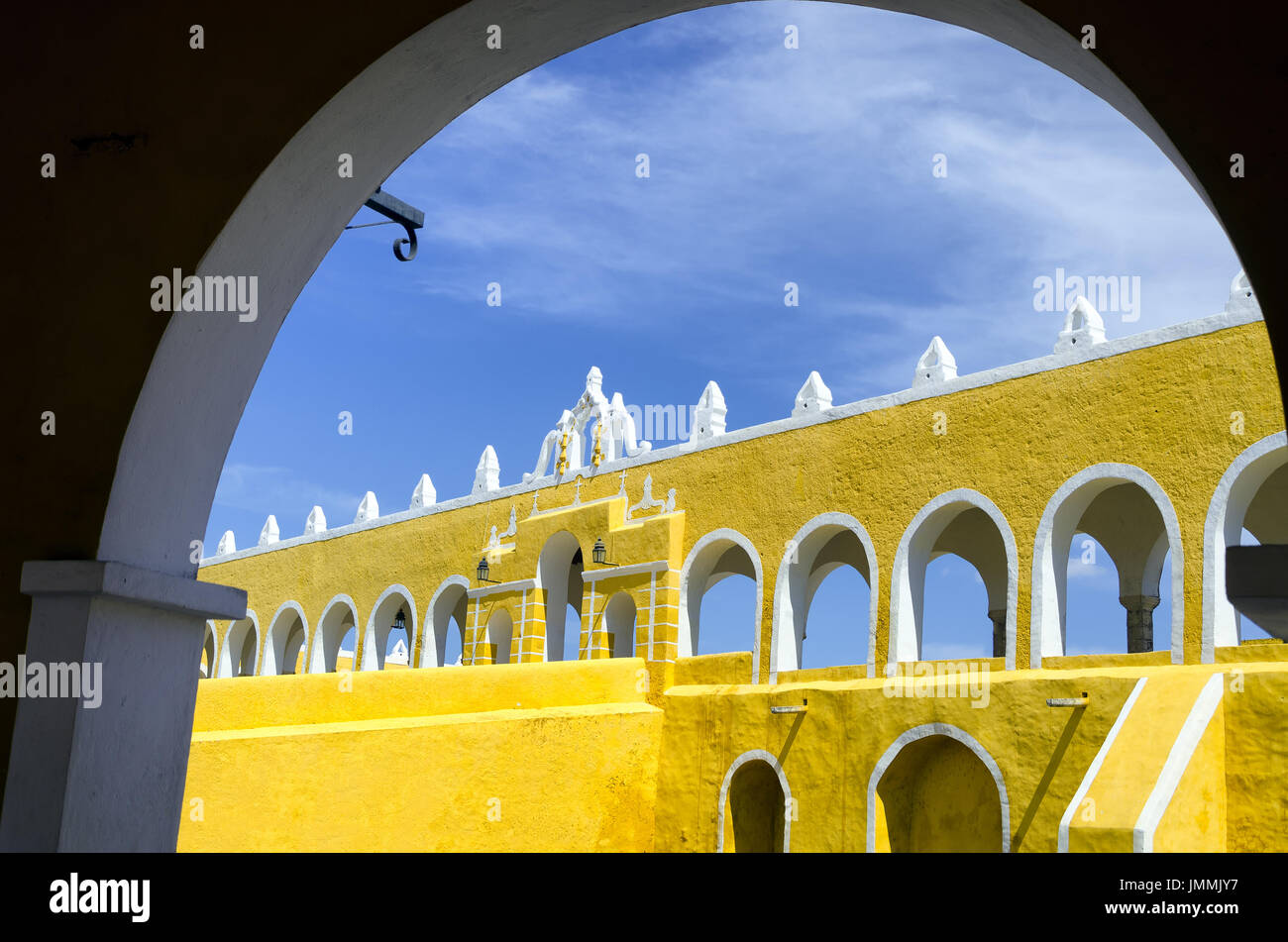 Blick auf den Eingang mit Bögen aus dem Kloster in Izamal, Mexiko Stockfoto