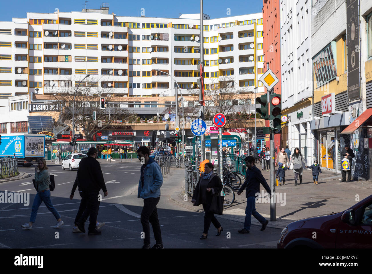 Berlin, Deutschland, Innenstadt, Bezirk Kreuzberg, Kottbusser Tor Bereich, Geschäften, Bars, Wohnhäuser, Stockfoto