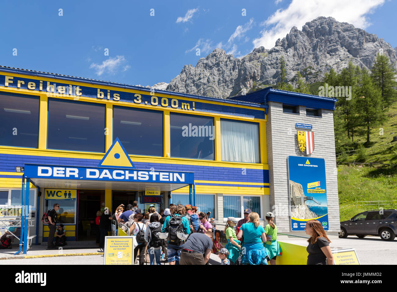 DACHSTEINGEBIRGE, Österreich - 17. Juli 2017: Menschen Sie warten an der Talstation der Dachstein Gletscher-Seilbahn in Österreich Stockfoto