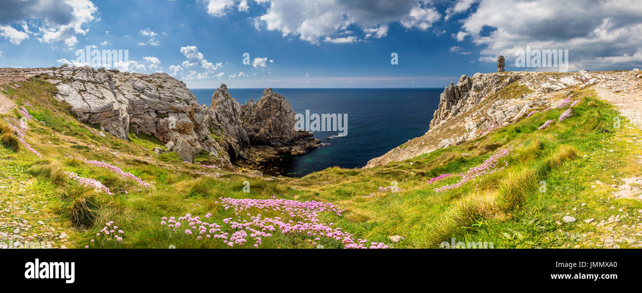 Panorama von Pointe du Stift-Hir mit Weltkrieg-Denkmal der Bretonen des freien Frankreichs auf der Halbinsel Crozon, Finistere Abteilung. Bretagne (Breta Stockfoto