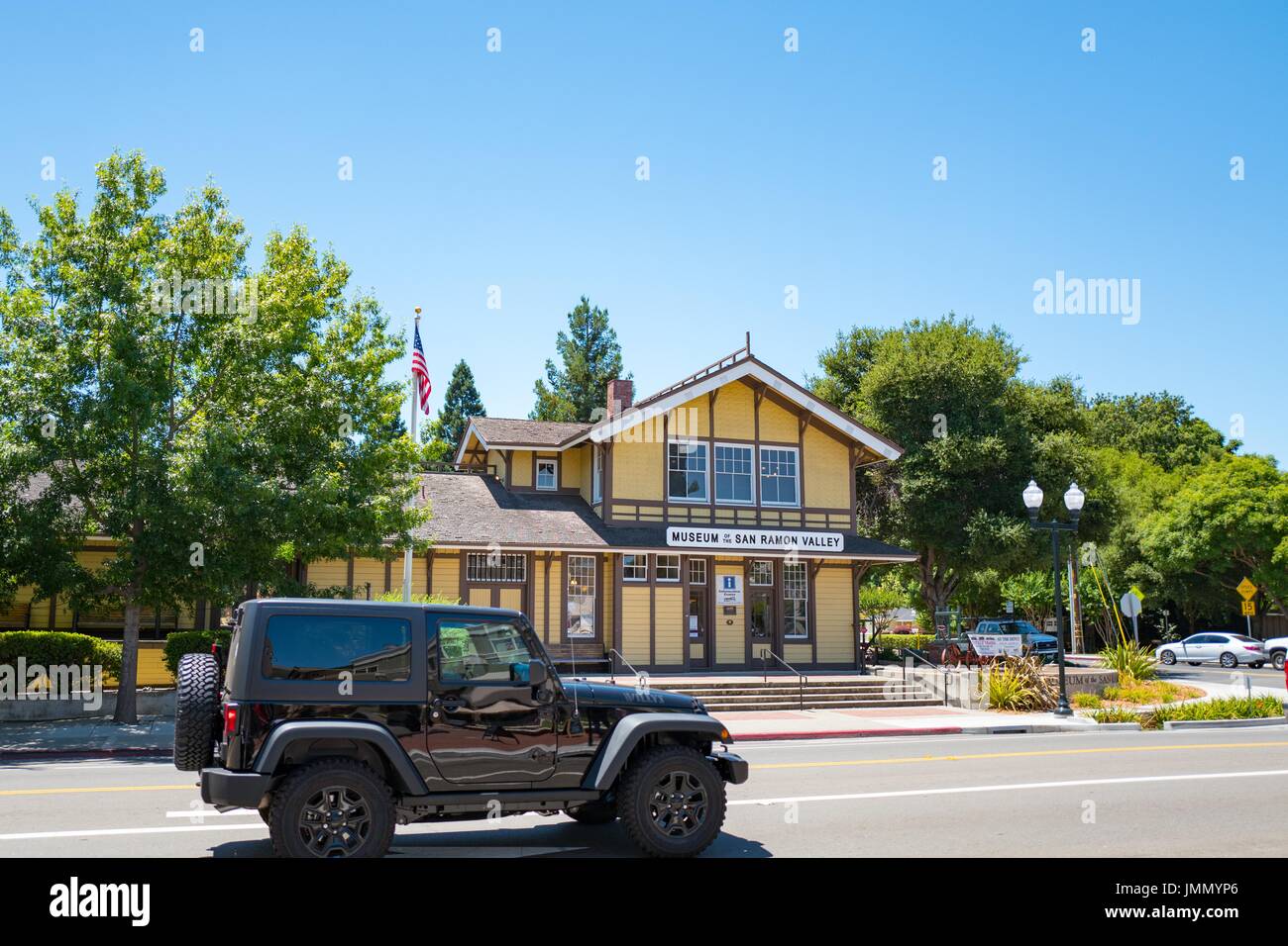 Ein Jeep fährt vorbei am Museum von San Ramon Valley, untergebracht in einer historischen Struktur, diente als der Bahn-Depot für die Stadt Danville, Kalifornien, 27. Juni 2017. Stockfoto