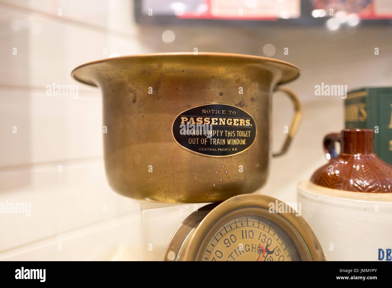 Nahaufnahme der Eisenbahn Artefakte, darunter ein Kinderbad mit einer Inschrift lesen "Hinweis für Passagiere, nicht diese Toilette aus Zugfenster, Central Pacific entleeren", Danville, Kalifornien, 27. Juni 2017. Stockfoto