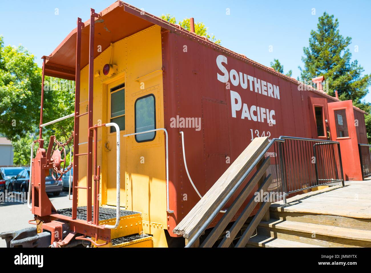 Ein Southern Pacific Railroad Caboose ist auf einem kurzen Abschnitt der Strecke außerhalb des Museums von San Ramon Valley, Danville, Kalifornien, 27. Juni 2017 geparkt. Stockfoto