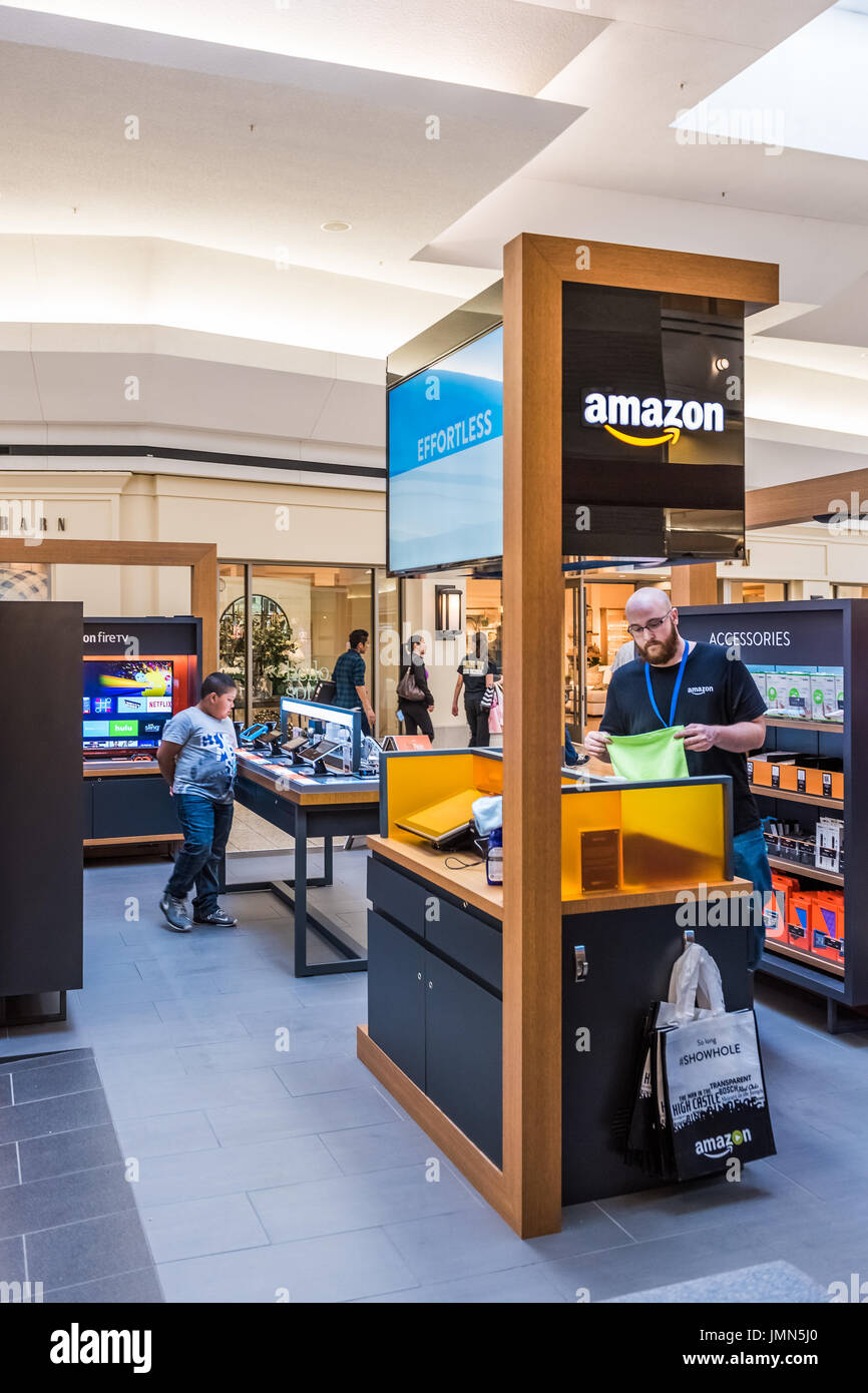 Fairfax, USA – 18. Februar 2017: Amazon Storen im Inneren in Einkaufszentrum mit Technologie angebotenen Artikel und Schreiber Stockfoto