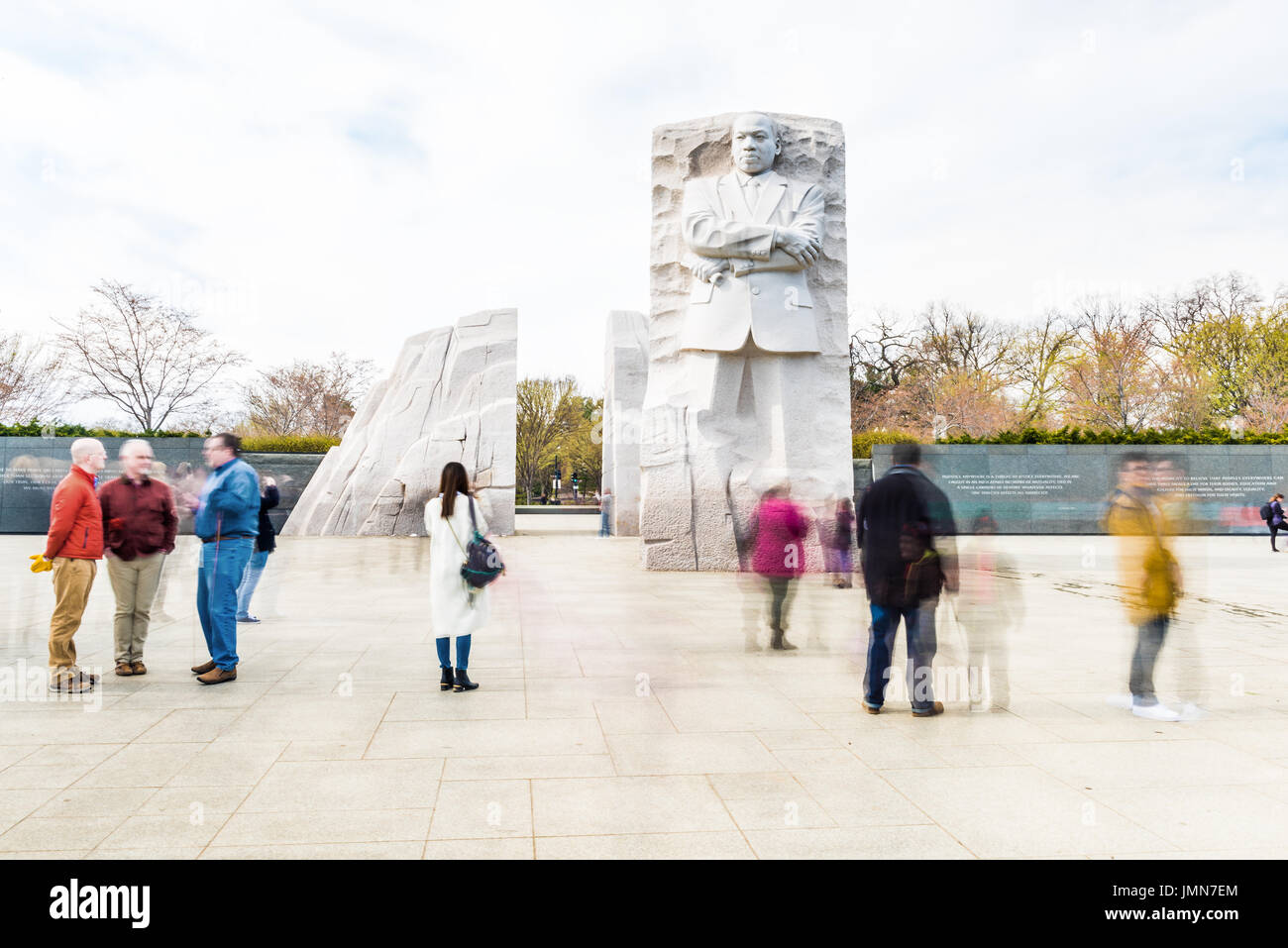Washington DC, USA - 17. März 2017: Passanten an Martin Luther King Jr. Memorial während Cherry Blossom Festival Stockfoto
