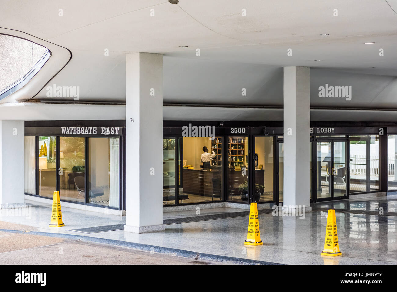 Washington DC, USA - 20. März 2017: Watergate Mehrfamilienhaus außen mit Eingang und lobby Stockfoto
