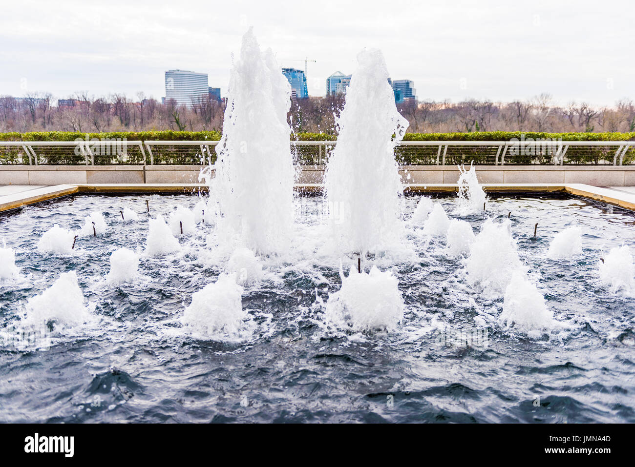 Washington DC, USA - 20. März 2017: John F. Kennedy Center außerhalb Terrassenbereich mit Nahaufnahme von Wasser-Brunnen Stockfoto