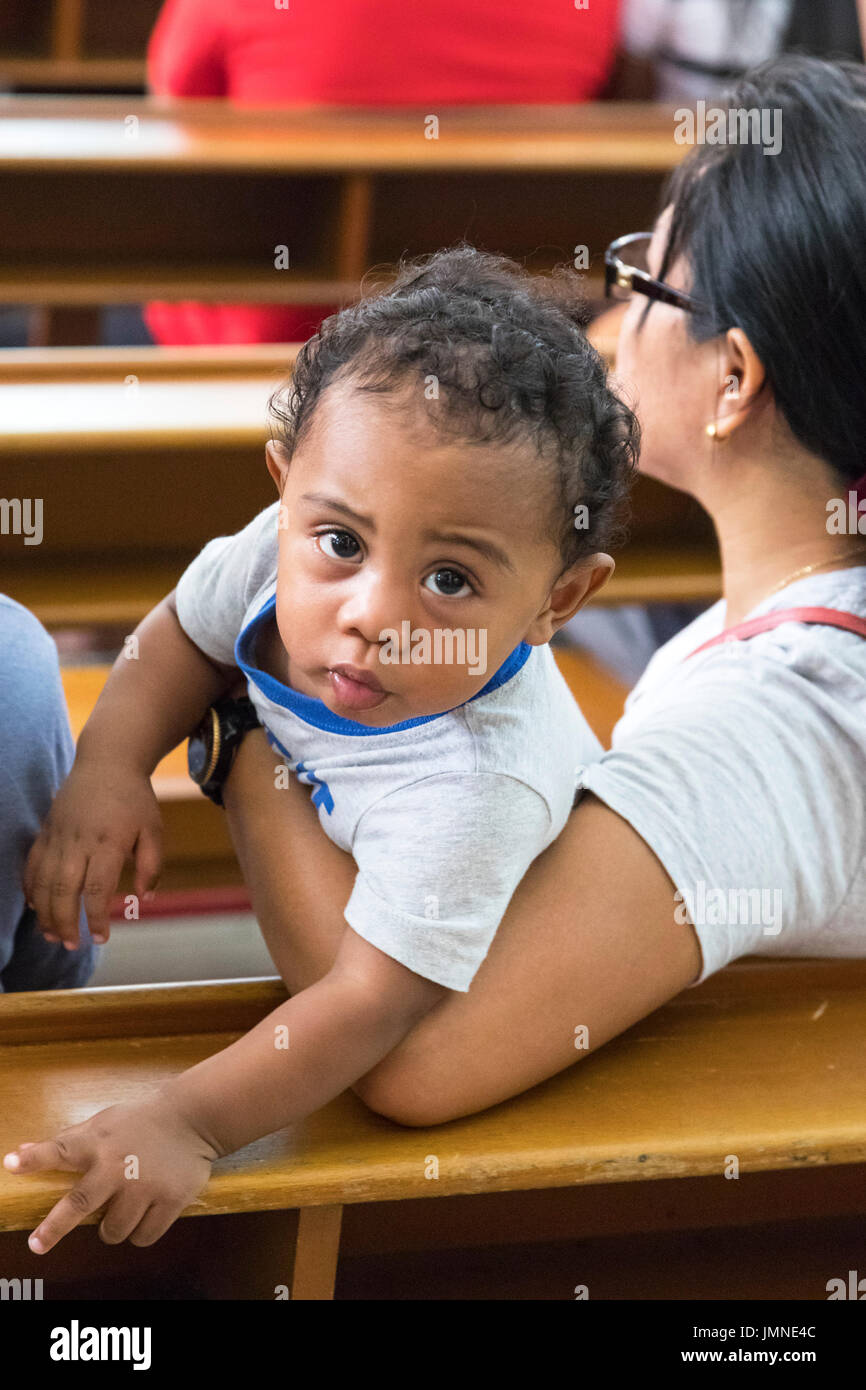 Mutter und Kind, Unbefleckte Empfängnis, Katholische Pfarrkirche, Angeles City, Philippinen Stockfoto