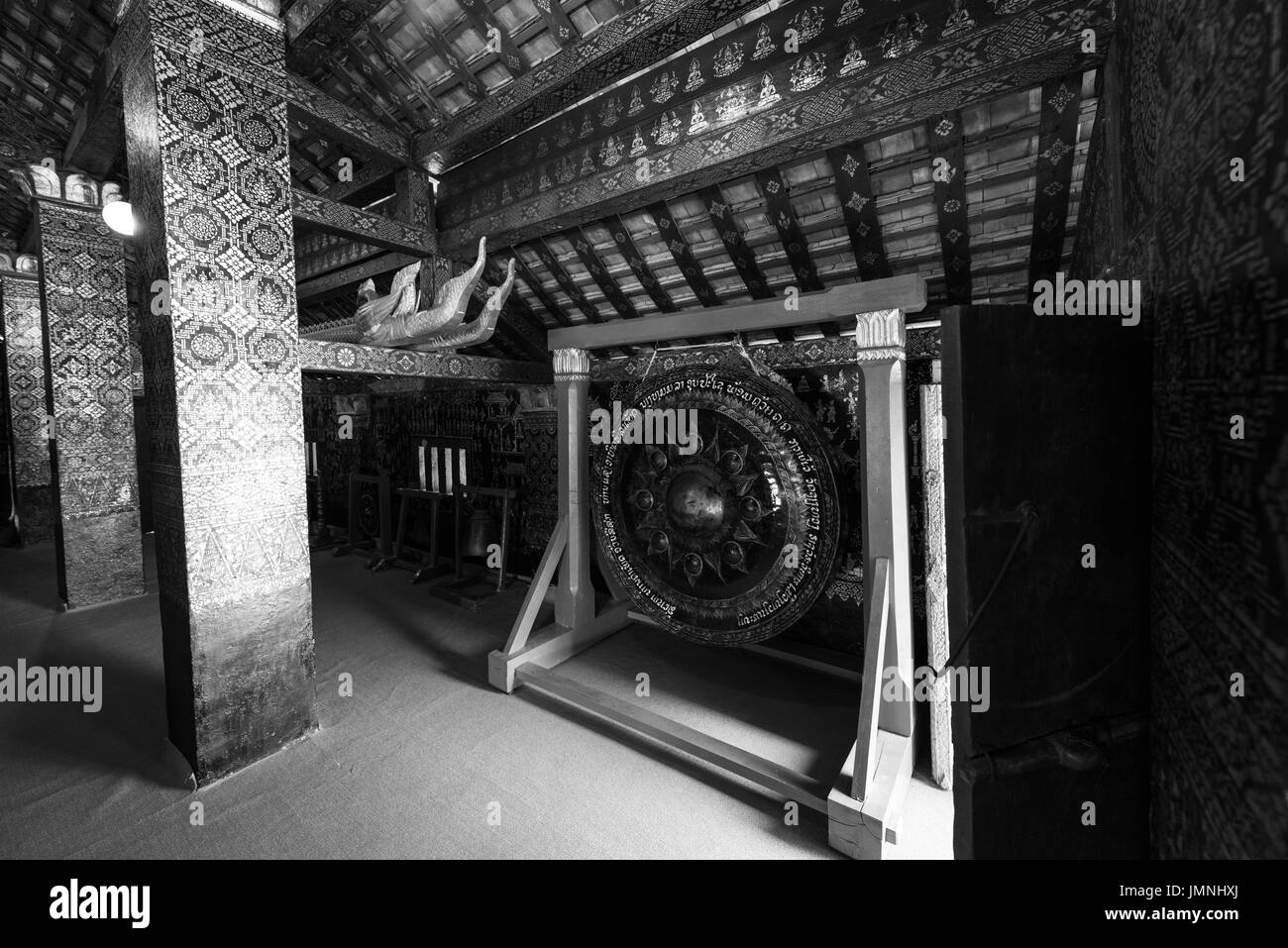 Schwarz / weiß Bild der Naga und asiatische Dekoration im Inneren Wat Xieng Thong, buddhistische Tempel befindet sich in der Stadt Luang Prabang, Laos Stockfoto