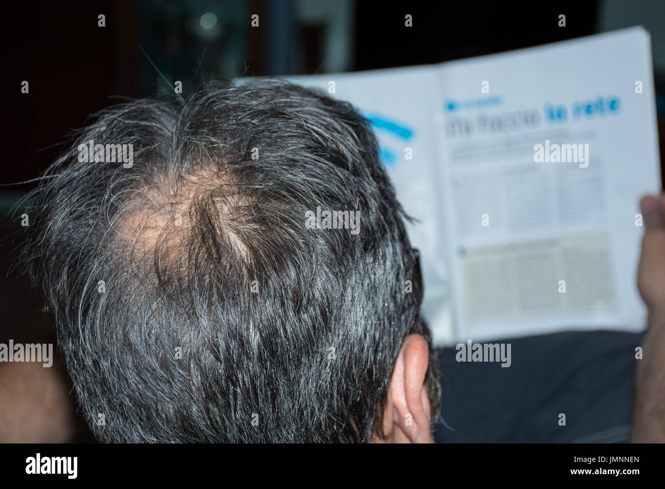 Reifer Mann, von hinten gesehen, im Kopf, beginnt die Haare zu verlieren, beginnt er, alt zu sein. Stockfoto