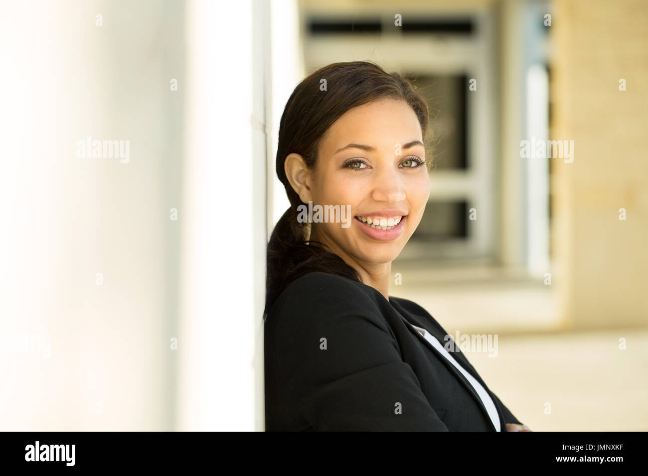 Business-Frau stehend vor einem Bürogebäude. Stockfoto