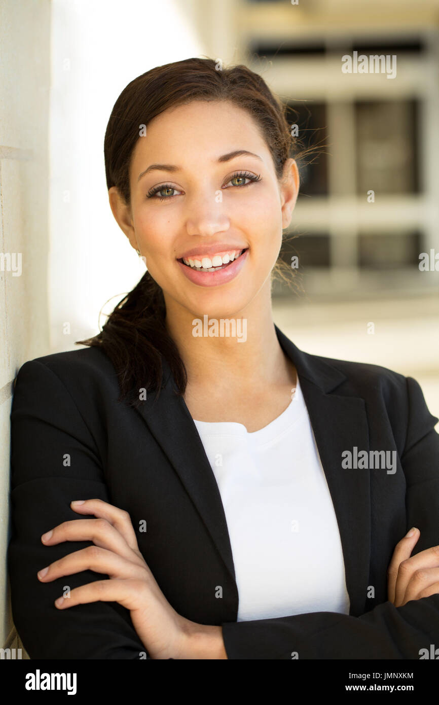 Business-Frau stehend vor einem Bürogebäude. Stockfoto