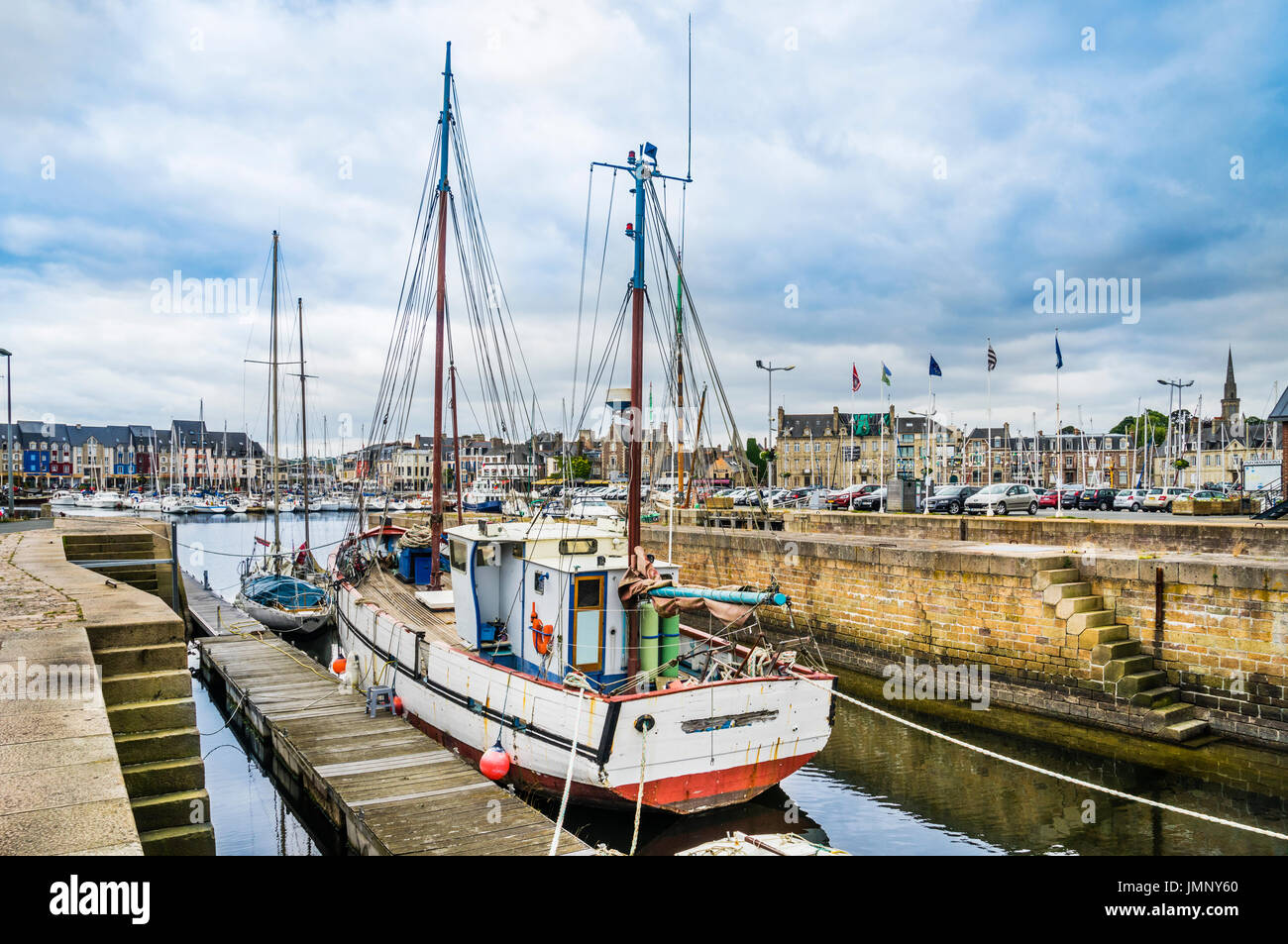 Frankreich, Bretagne, Paimpol, Schiff in den Hafen von Paimpol Stockfoto