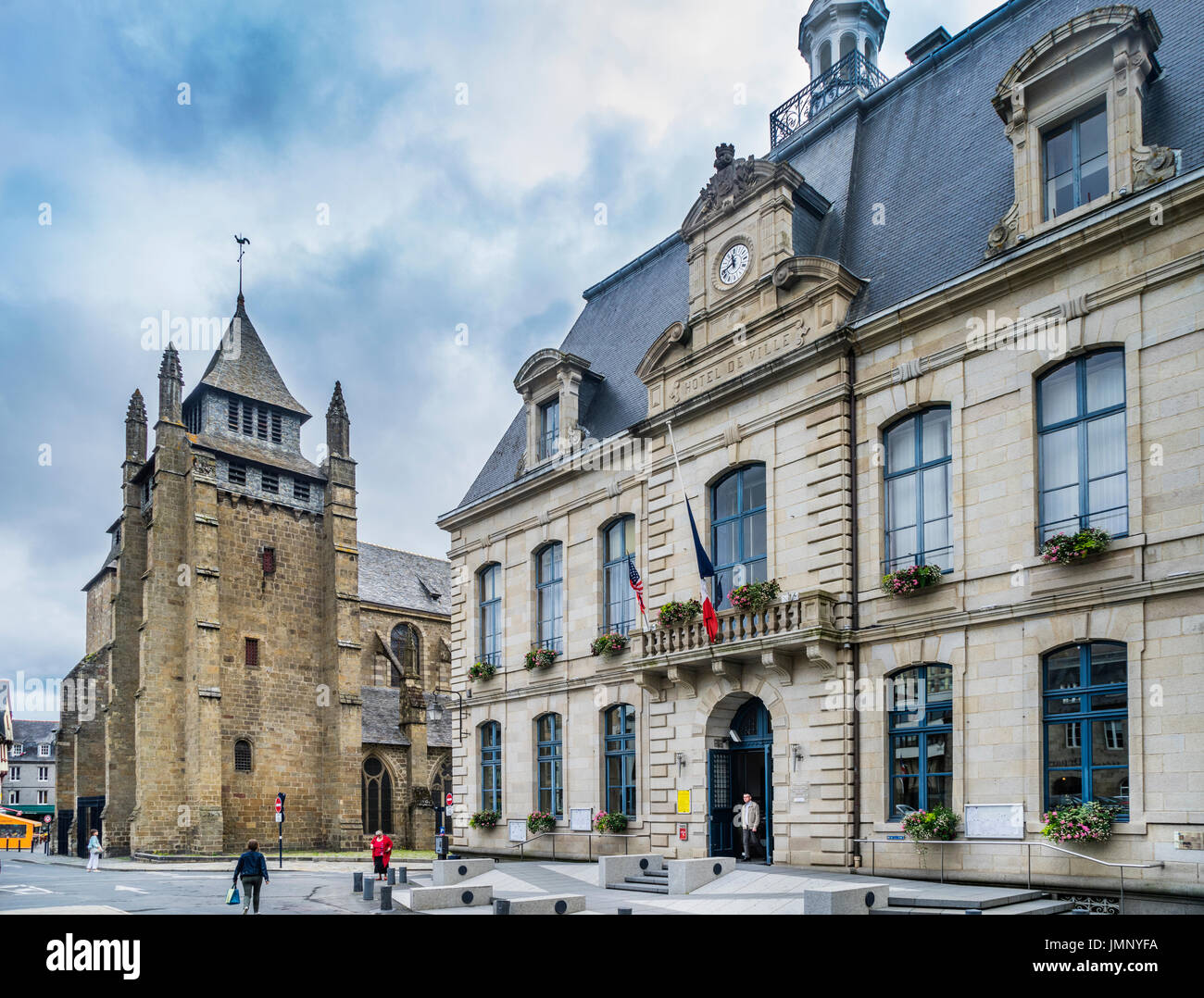 Frankreich, Bretagne, Côtes-d ' Armor-Abteilung, Saint-Brieuc, Place du General de Gaulle, Anzeigen von Saint-Brieuc Kathedrale und dem Rathaus Stockfoto
