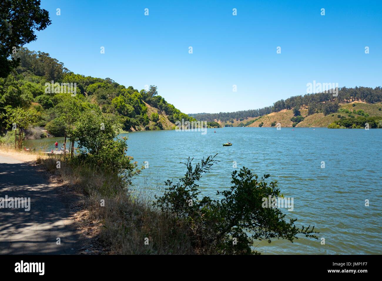 Blick auf das Wasser und die Berge im Lake Chabot Regional Park, ein Regionalpark East Bay in Castro Valley, Kalifornien, 4. Juli 2017. Stockfoto