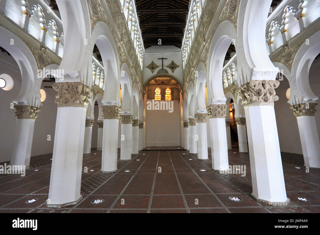 Innere der Santa María la Blanca, ein Museum und die ehemalige Synagoge in Toledo. Im Jahre 1180 errichtet, gilt es die älteste Synagoge in Europa bauen. Stockfoto