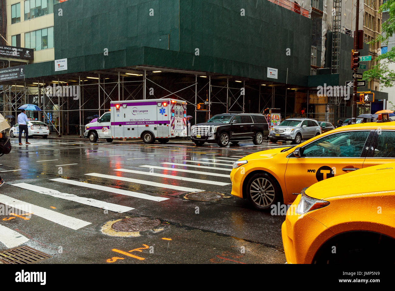 New York, NY - Juli, 10: Menschen Fuß entlang der West 42nd Street in New York. Fast 19 Millionen Menschen leben im Großraum New York City. Gelbes Taxi Stockfoto