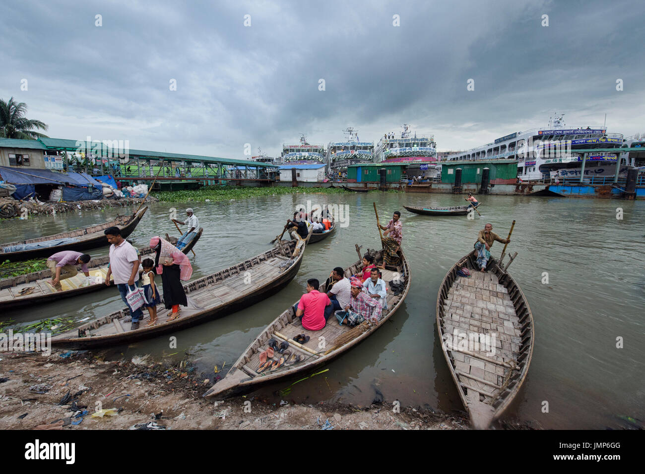 Ruderboote am Fluss Buriganga, Dhaka, Bangladesch Stockfoto