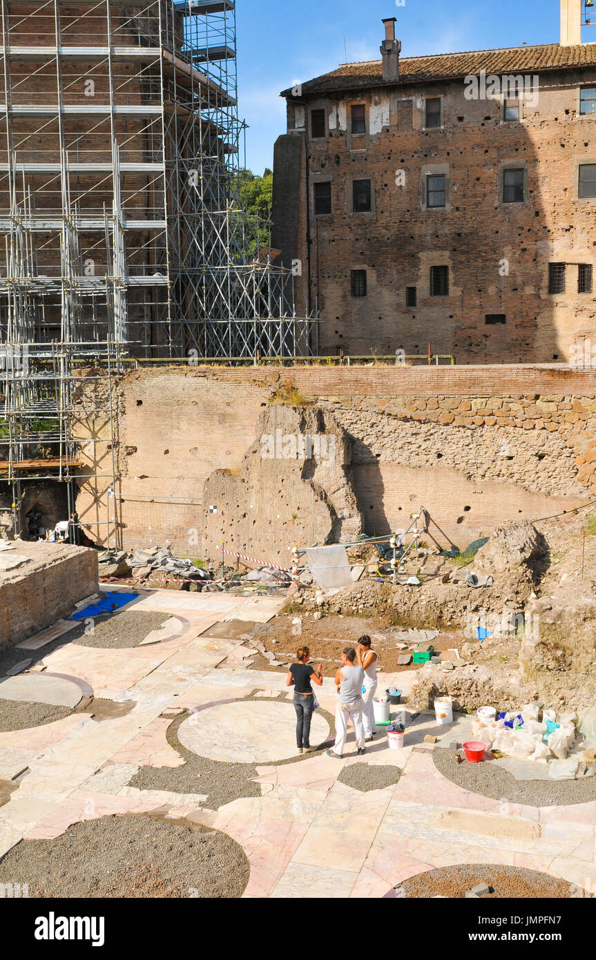 Rom, Italien - 21. Juni 2016: Menschen arbeiten auf eine archäologische Stätte in der antiken Stadt Rom, Italien Stockfoto
