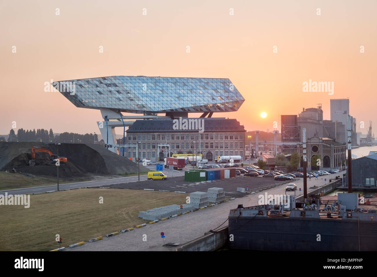 Abbildung Abbildung der Sonnenuntergang über den neuen Porthouse (Havenhuis), auf Mittwoch, 14. September 2016, Antwerpen, Belgien. Dieser neue Anschluss Behörden bu Stockfoto