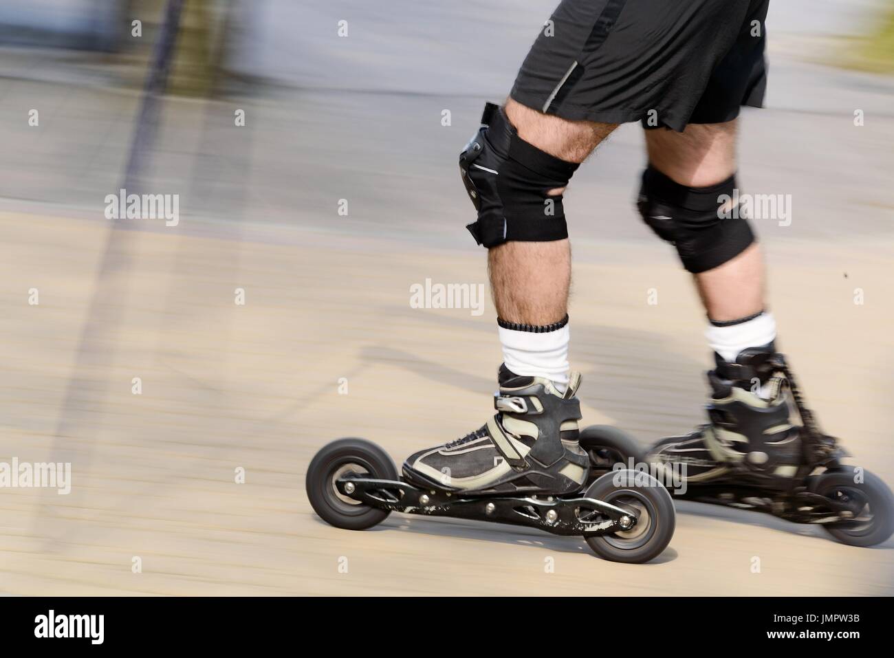 Mann-Langlauf mit Roller Ski - Bewegungsunschärfe Stockfotografie - Alamy