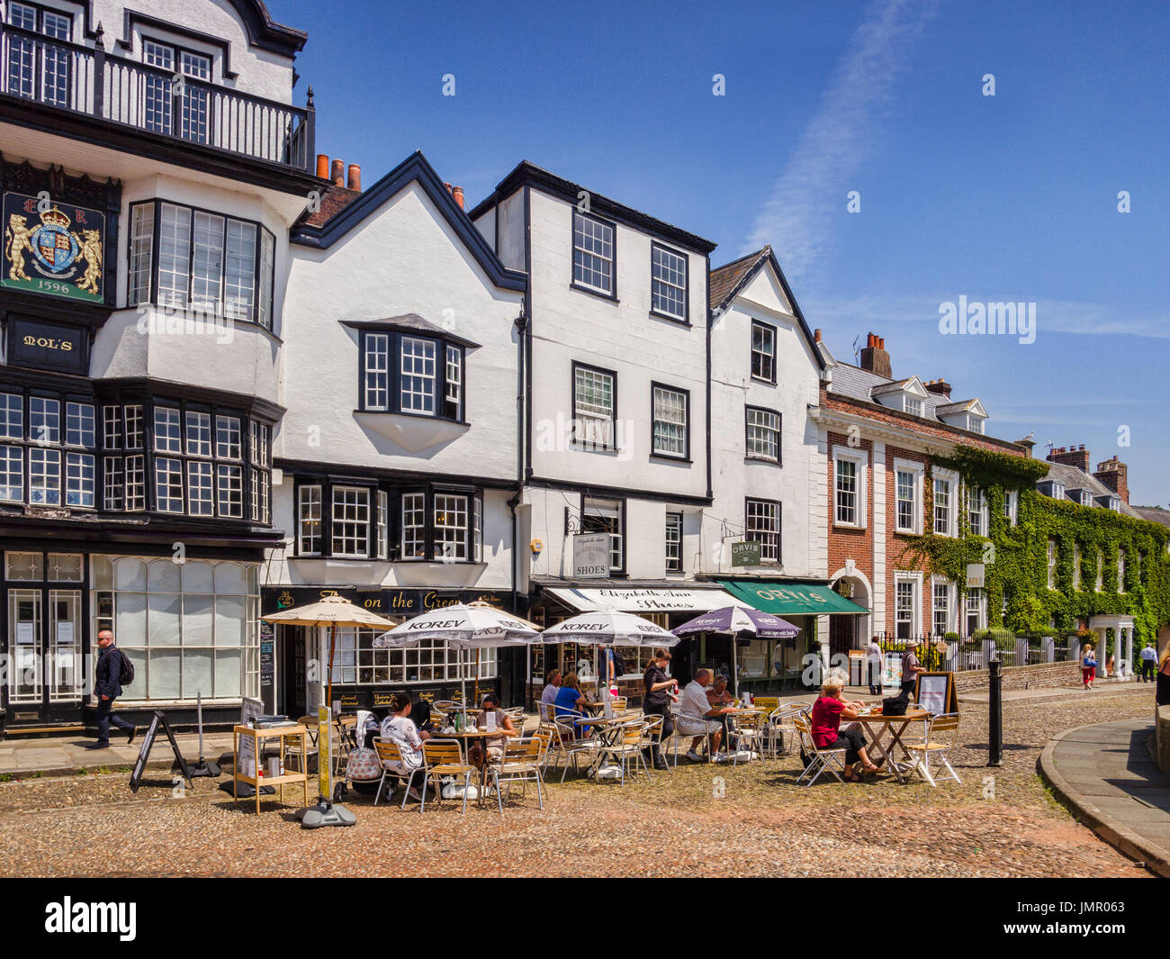 21. Juni 2017: Exeter, Devon, England, UK - Leute sitzen außen Coffee-Shops in Cathedral Close an einem sonnigen Sommertag. Stockfoto