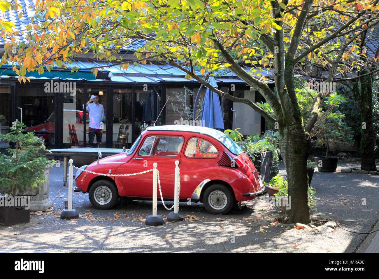 Subaru 360 im Garten von Ishikawa Shuzo Sake Brauerei in Fussa Stadt Western Tokyo Japan Stockfoto