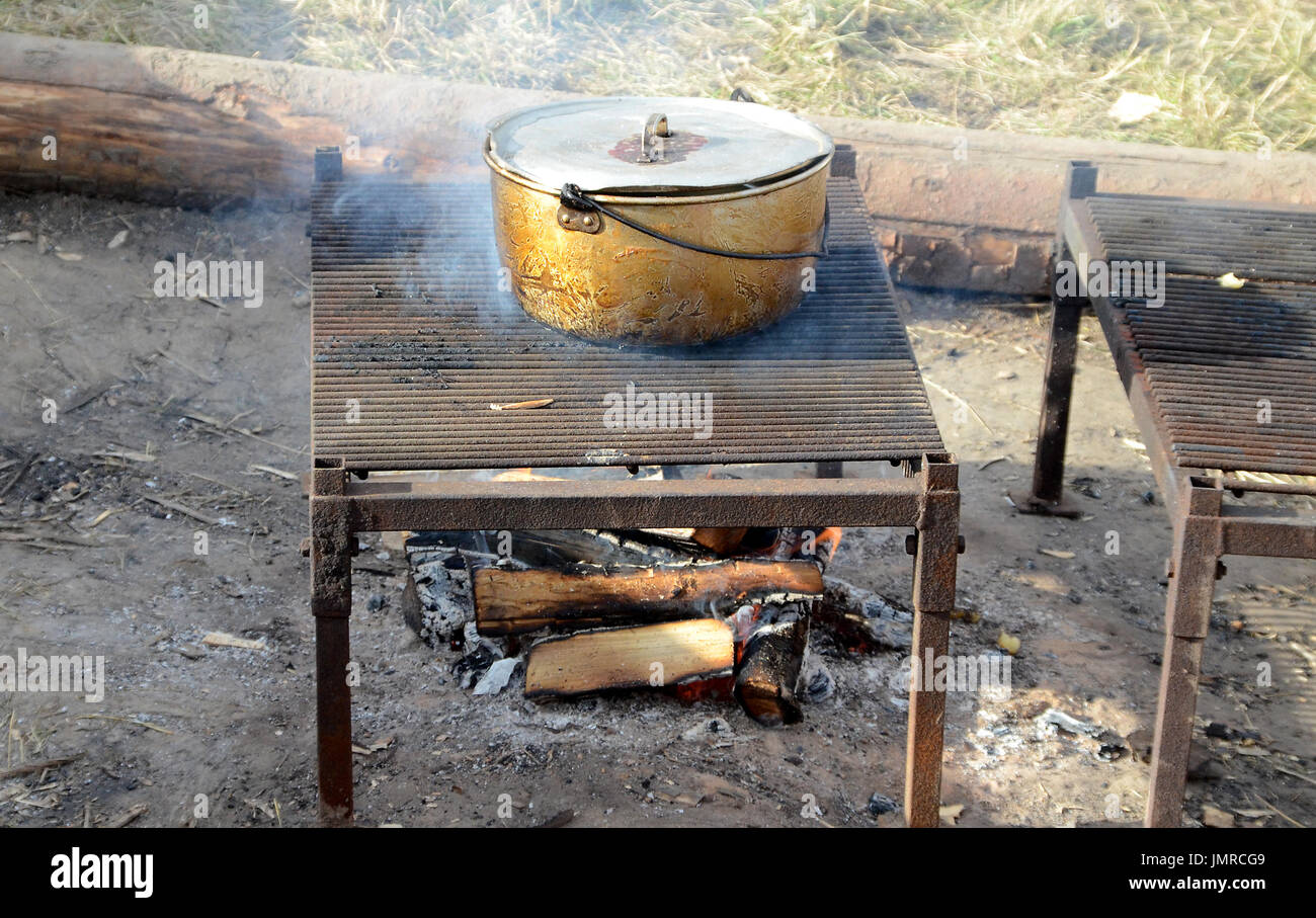 Lager Essen am Lagerfeuer zubereitet. Stockfoto