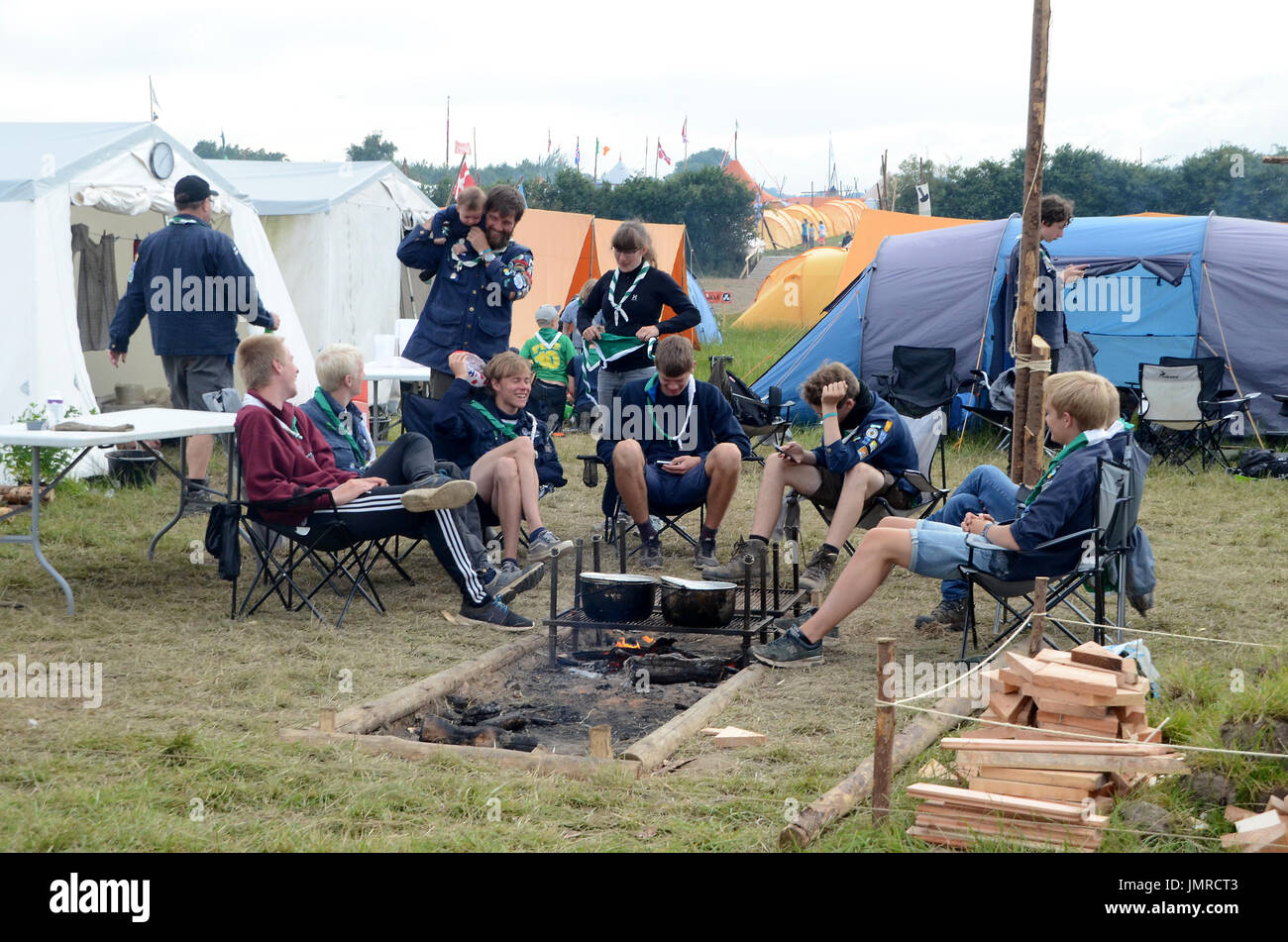 Sonderborg, Dänemark - 27. Juli 2017: International Scout Camp "Spejdernes Lejr 2017" (kurz SL2017). Pfadfinder zusammen mit einander und ihre Ipads, Stockfoto