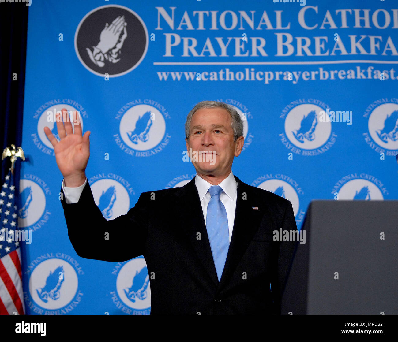 Washington, D.C. - 13. April 2007--US-Präsident George W. Bush "Wellenlinien" wie er kommt, um an der nationalen katholischen Gebetsfrühstück in Washington, D.C. am Freitag, 13. April 2007 Bemerkungen.   Bildnachweis: Ron Sachs - Pool Stockfoto