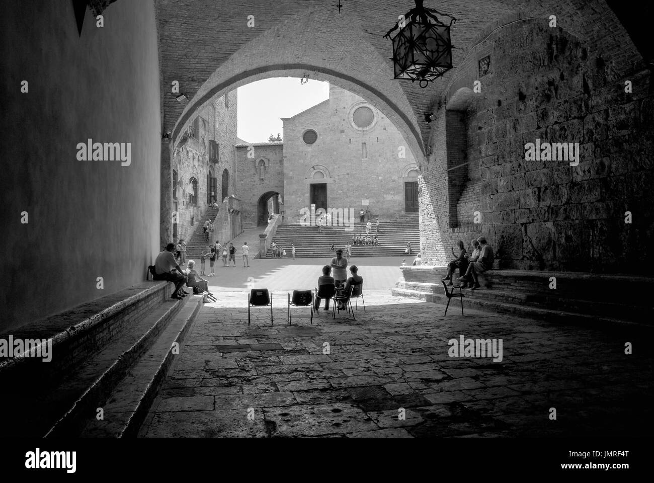 Toskana - Juni 30: Menschen zu Fuß und reden miteinander in der Piazza Duomo und in der Loggia des Palazzo Podestà, San Gimignano, Italien, Juni 30,2007. Stockfoto