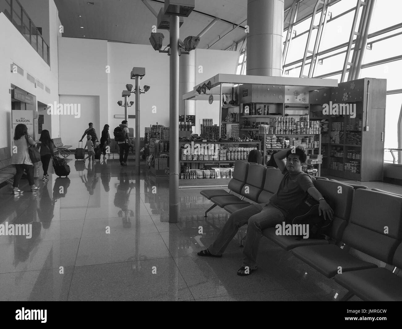 Saigon, Vietnam - 13. April 2016. Menschen am Boarding Gate von Tan Son Nhat Flughafen in Saigon, Vietnam. Tan Son Nhat ist der größte Flughafen in Vietnam Witz Stockfoto