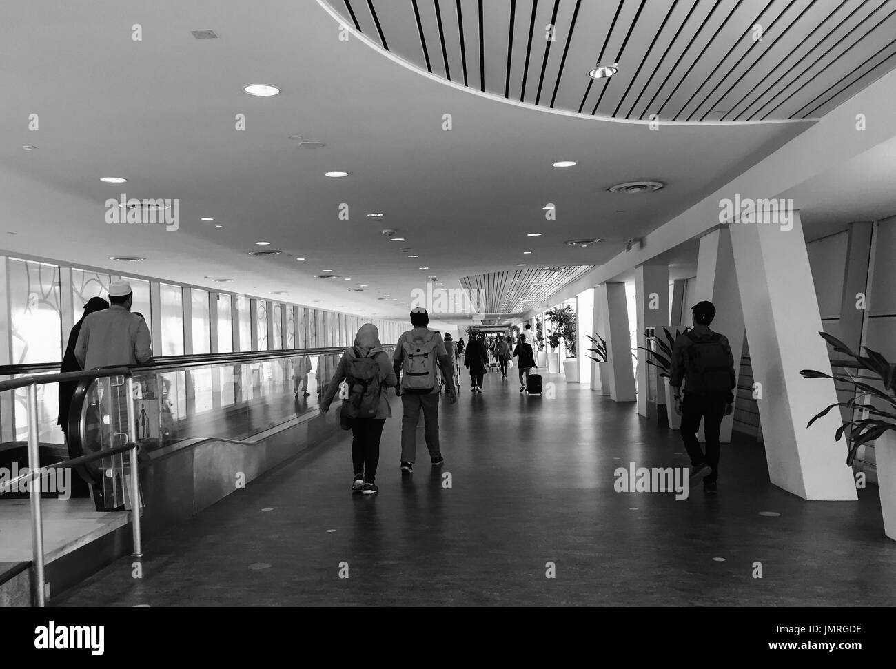 Saigon, Vietnam - 13. April 2016. Passagiere, die zu Fuß in der Tan Son Nhat International Airport in Saigon, Vietnam. Tan Son Nhat ist der verkehrsreichste Flughafen in Vi Stockfoto