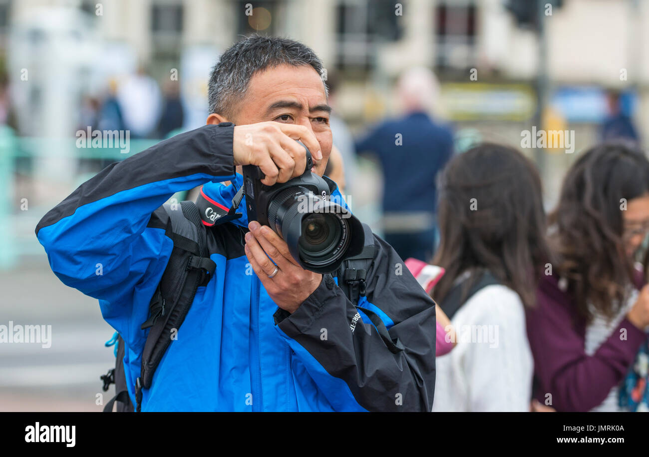 Männliche japanische Touristen fotografieren mit einer DSLR-Kamera. Stockfoto