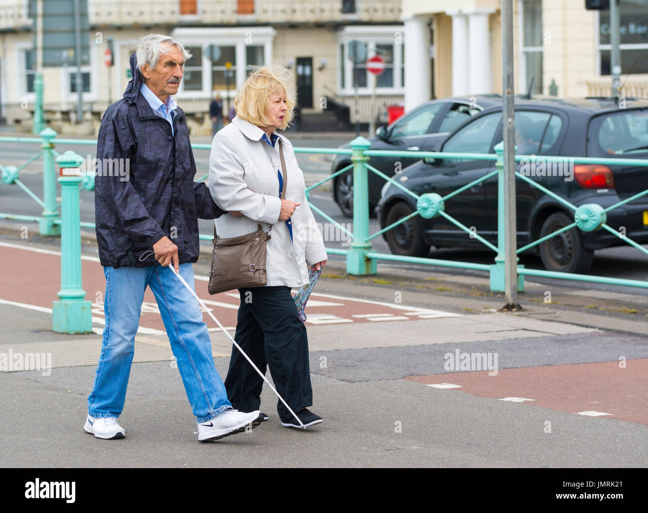 Einem Blinden Menschen Helfen Stockfotos Und Bilder Kaufen Alamy