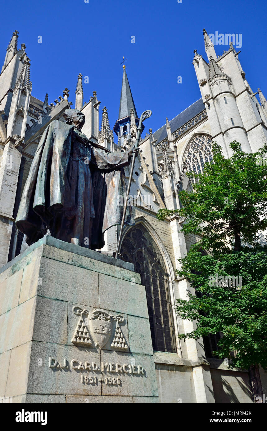 Brüssel, Belgien. Statue von Kardinal Désiré-Joseph Mercier (1851-1926) vor der Kathedrale St. Michael und St. Gudula (1519: Gothic) Stockfoto