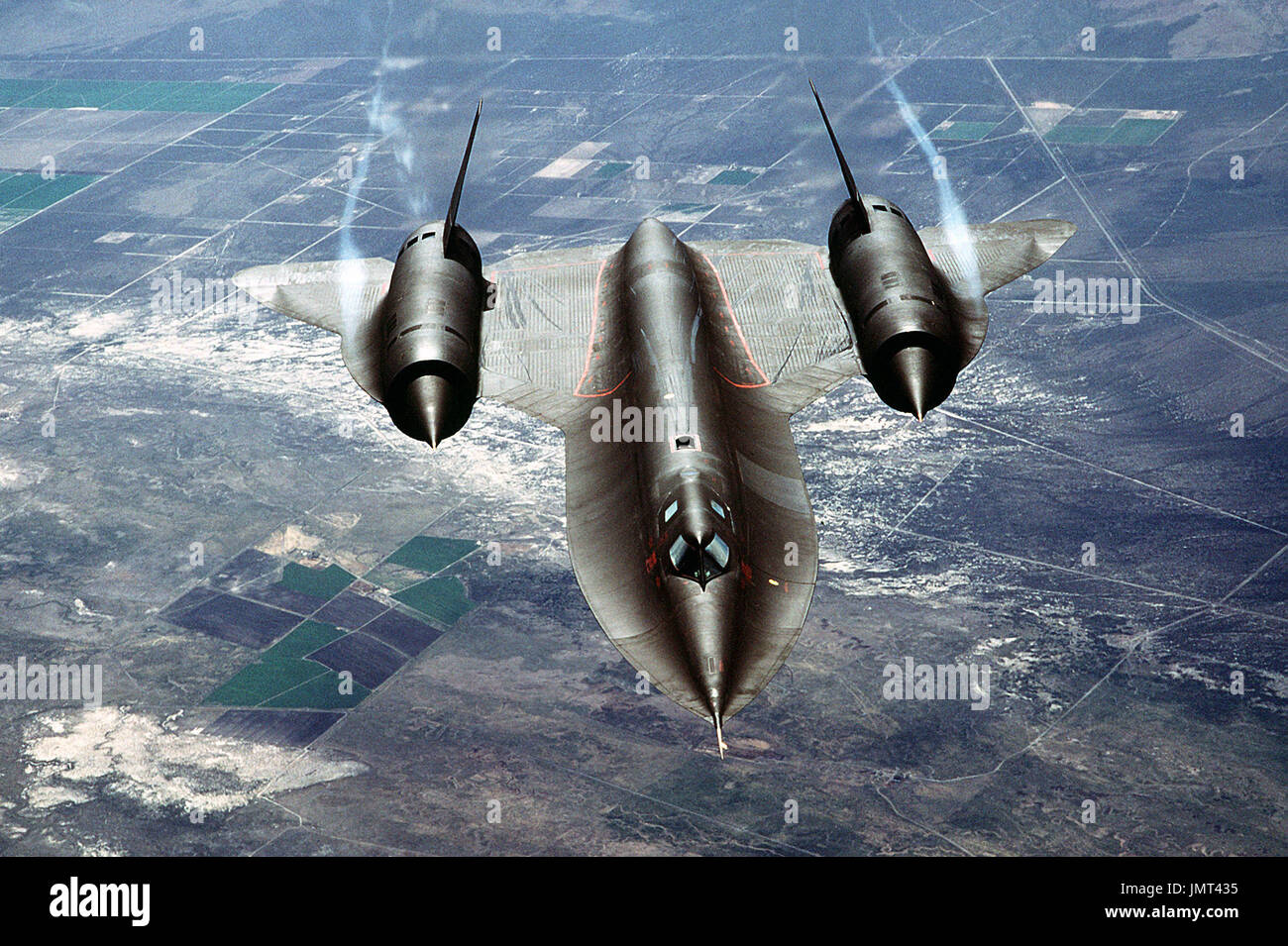 Die SR-71, inoffiziell bekannt als das "Blackbird", ist eine weiträumige, advanced, strategische Aufklärer entwickelt aus dem Flugzeug Lockheed a-12 und YF-12A. Der Erstflug einer SR-71 fand am 22. Dezember 1964, und die erste SR-71 Inbetriebnahmegenehmigung wurde an der 4200th (später 9) geliefert strategische Aufklärung Flügel an Beale AFB, Kalifornien, im Januar 1966. Die United States Air Force (USAF) schied seine Flotte von SR-71 s am 26. Januar 1990, aufgrund einer sinkenden Verteidigungshaushalt und hohe Betriebskosten. Die USAF kehrte die SR-71 aktive Luftwaffe bestand im Jahr 1995 Stockfoto