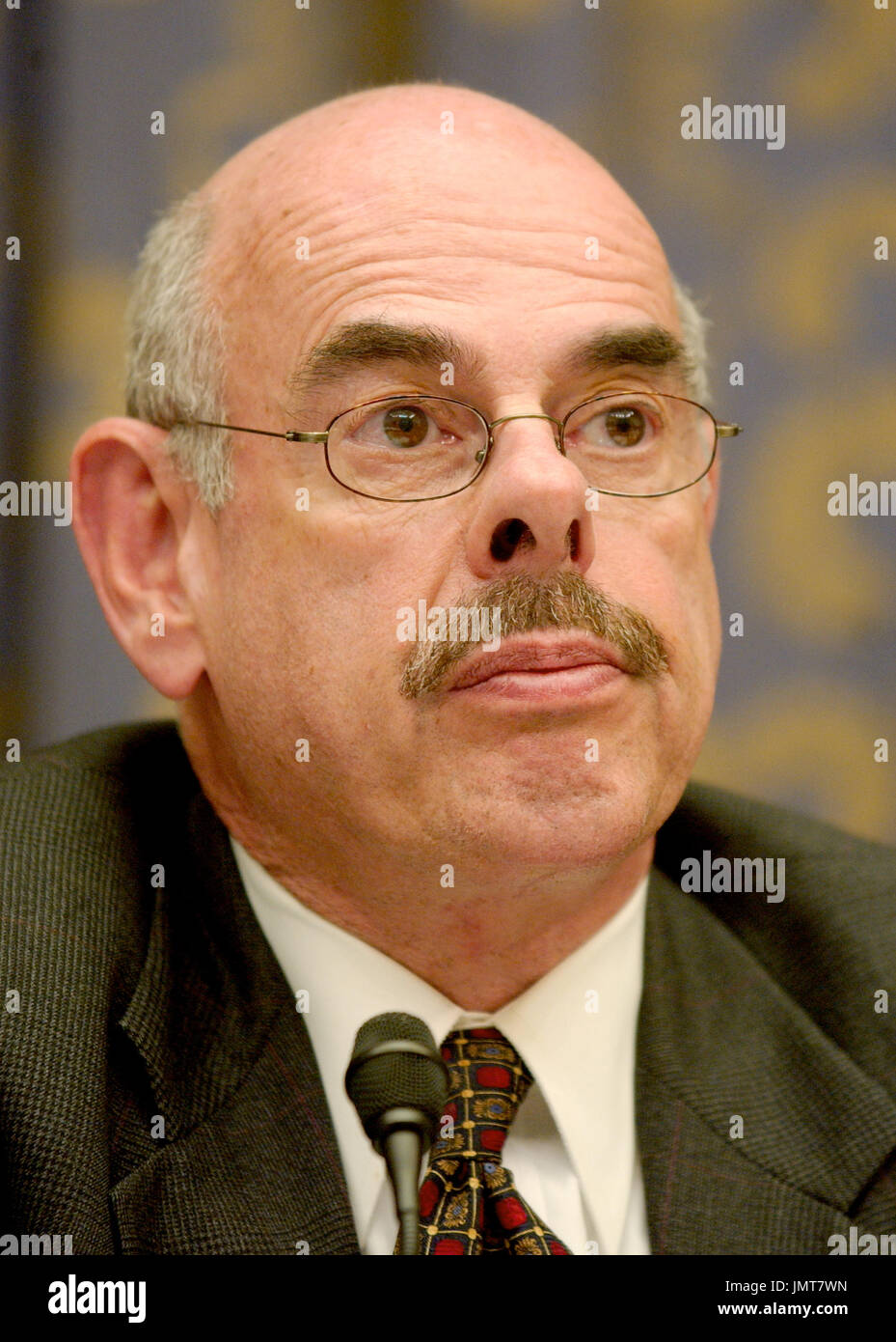 Washington, D.C. - 17. März 2005--Vereinigte Staaten Repräsentant Henry A. Waxman (Demokrat der 30. District of California), Ranking Member, United States House Committee on Reform Regierung Fragen Baseball Führungskräfte in der mündlichen Verhandlung, Untersuchung von Steroid in der Major League Baseball in Washington, D.C. am 17. März 2005 verwenden. Bildnachweis: Ron Sachs / CNP Stockfoto